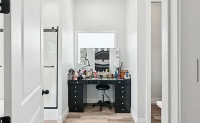 Building Photo - Very Spacious, Almost New 3/2.5 Available Now