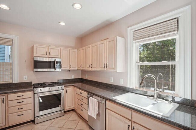 Building Photo - Cleveland Park 4 Bedroom plus den, 3.5 Bath