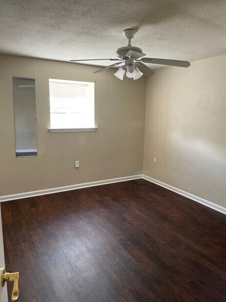 Building Photo - 3329 Golden Dr