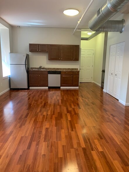 Building Photo - Parazin Lofts