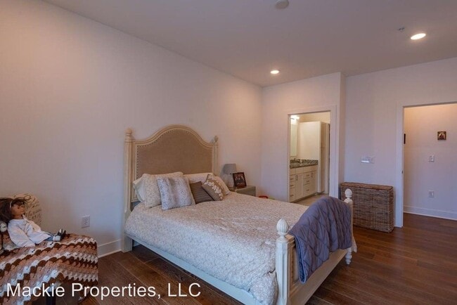 Building Photo - 2 br, 2.5 bath House - 304 West Kirkwood #308