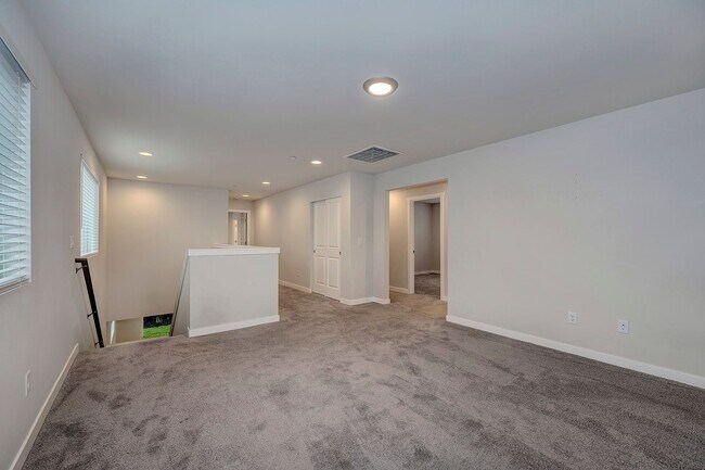 Building Photo - 5 bed 2 bath In Marysville