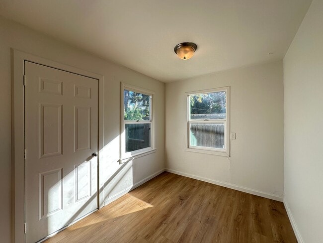 Building Photo - Charming Three Bedroom Near Westfield Park