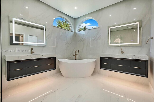 Building Photo - 10133 NW 48th Dr