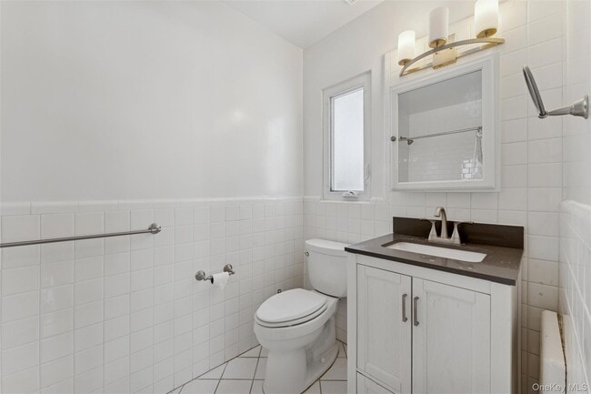 Building Photo - 232 Round Hill Rd