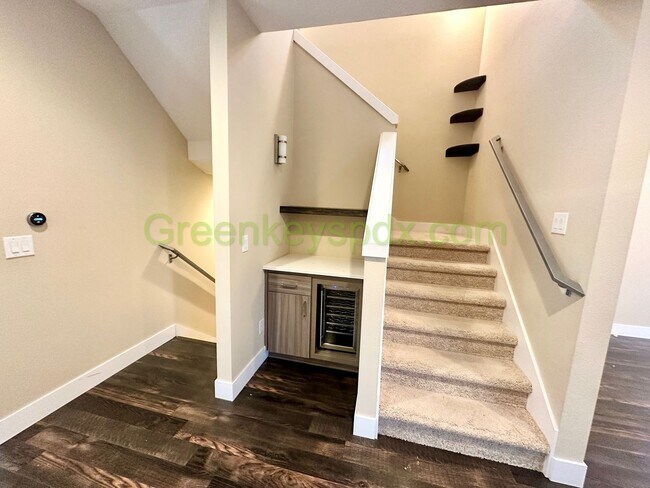 Building Photo - Gorgeous, Custom-designed 4-Bedroom Contemporary Townhouse on 3 Levels