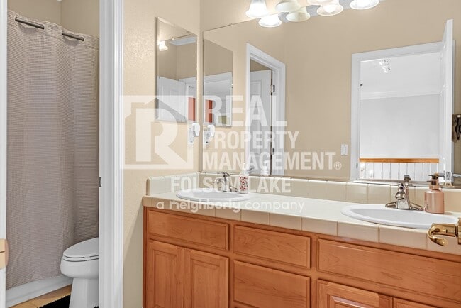 Building Photo - Fully furnished 5bd 3ba home in desirable Carmichael neighborhood