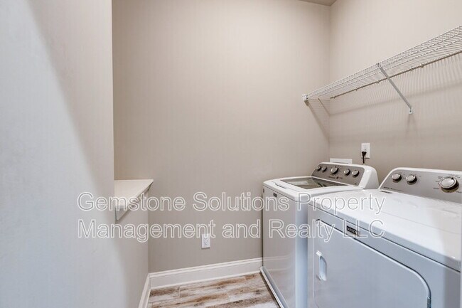 Building Photo - 1664 Hampshire Pl