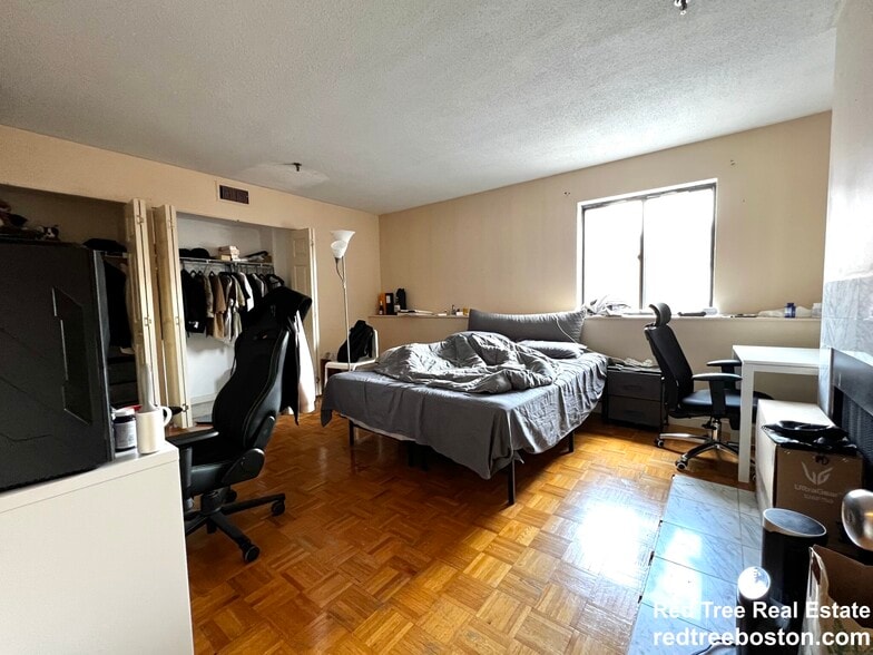 Building Photo - 152 Kelton St