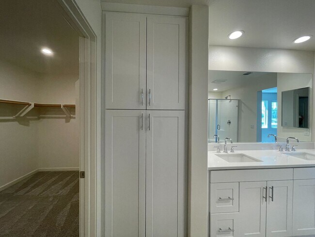 Building Photo - $1,000 Off 2nd Month’s Rent! 5-Bedroom Hom...