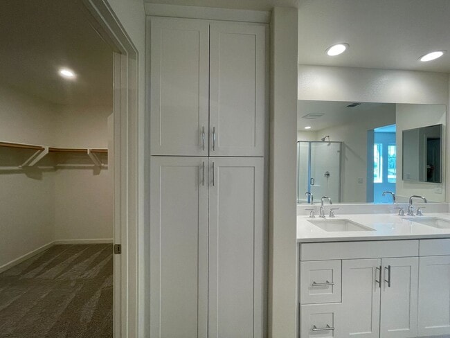 Building Photo - 5-Bedroom Home with In-Law Suite in Gated ...