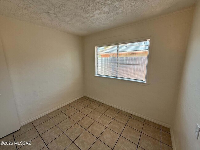 Building Photo - 460 E Delano St
