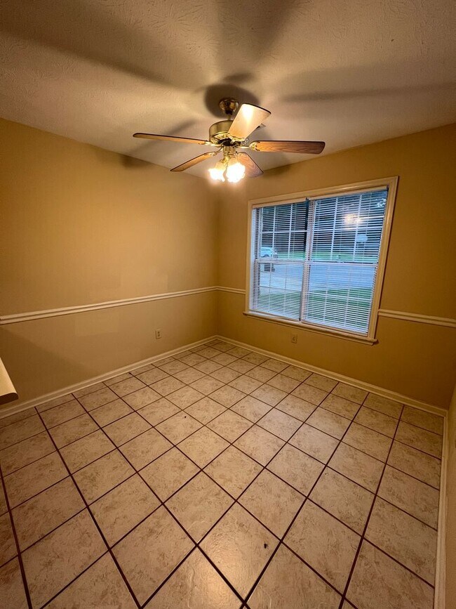 Building Photo - Duplex Close To Campus!