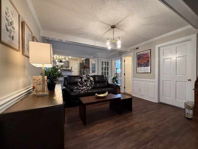 Building Photo - 505 Westbrook Dr