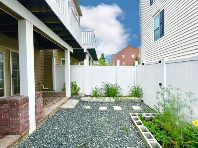 Building Photo - Welcome to the desirable Howard Square