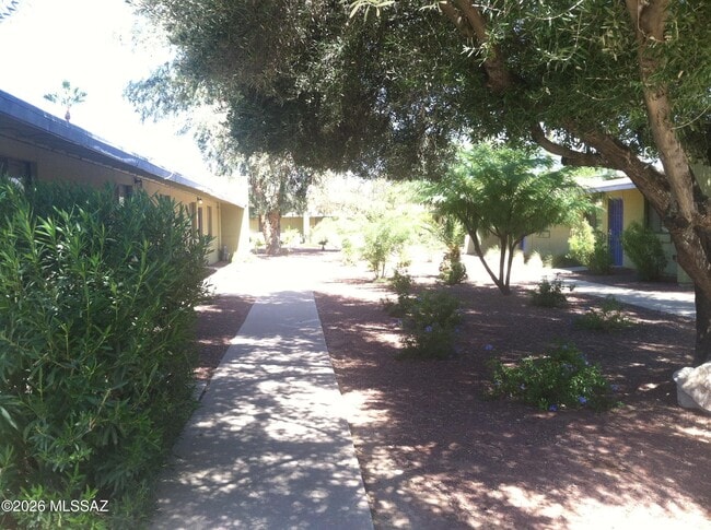 Building Photo - 350 N Silverbell Rd