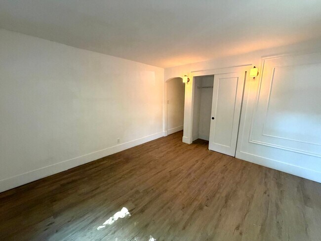 Building Photo - Tastefully remodeled Midtown Sacramento Apartment with Private Backyard Patio!