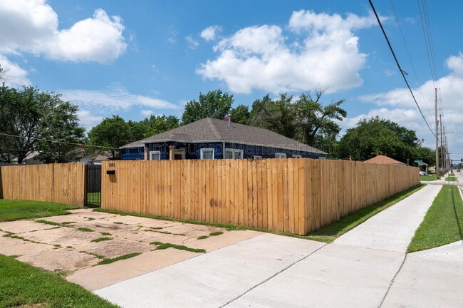 Building Photo - 1301 E Mount Vernon St