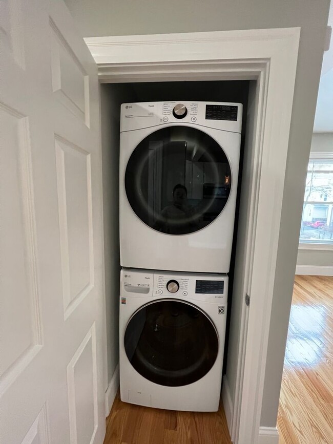Building Photo - Large 2 Bedrooms Plus a Bonus Room. 2 Full...