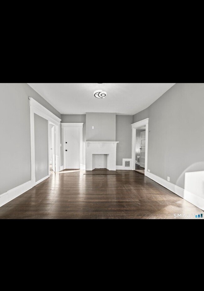 Building Photo - 362 Sigourney St