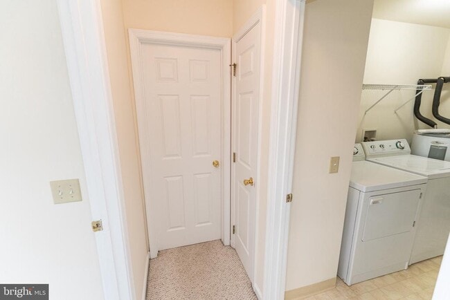 Building Photo - 3500 Sanibel Cir
