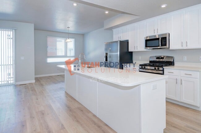 Building Photo - 992 W 380 S