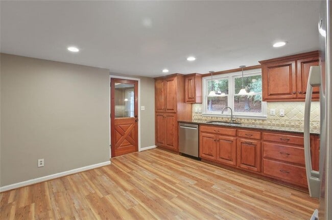Building Photo - 461 Village Green Ct SW