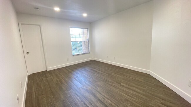 Building Photo - Renovated 2 Bedroom, 2 Bath First Floor in...