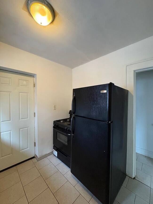 Building Photo - Three bedroom one bathroom home for rent