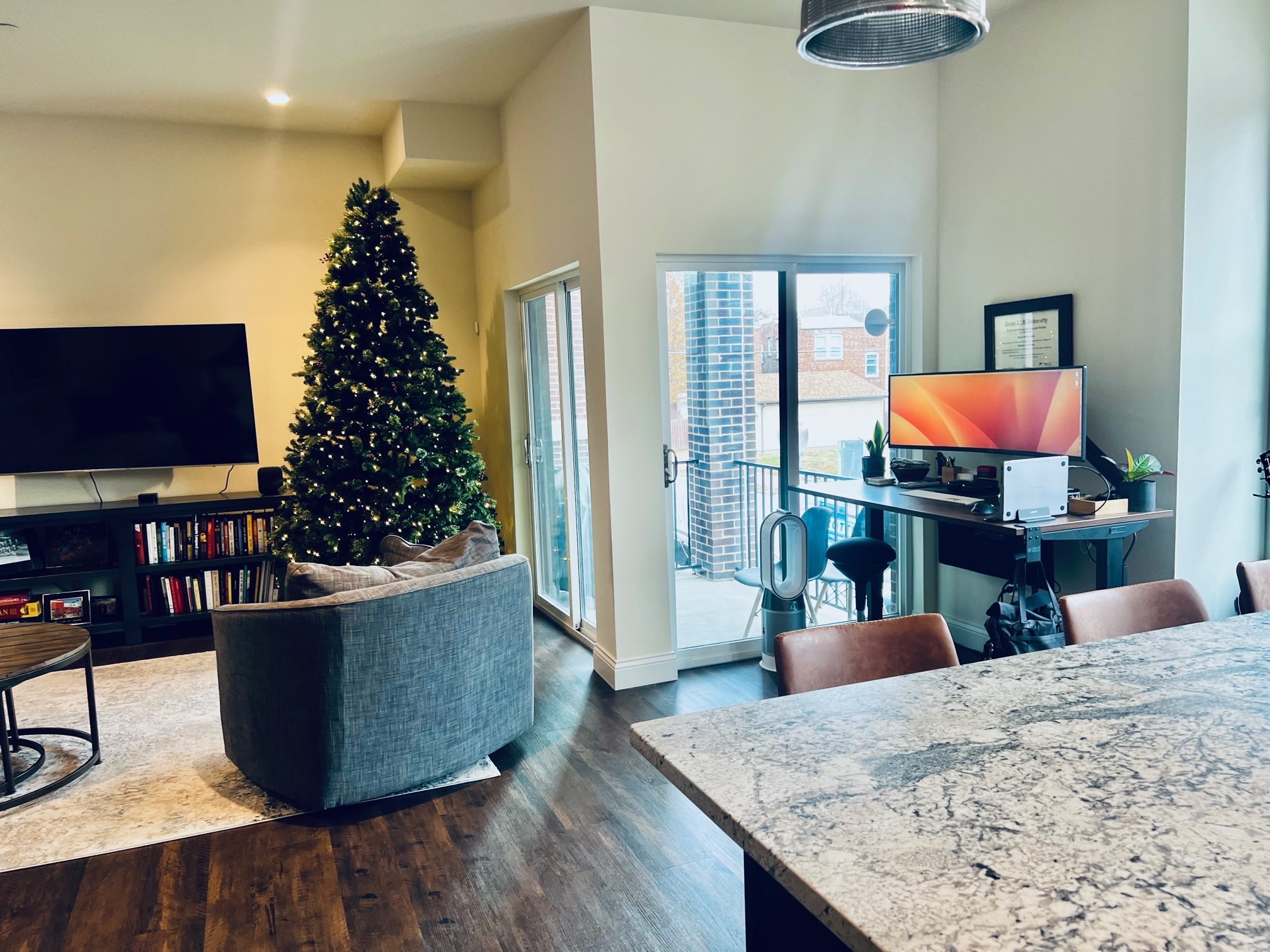 2 entries to balcony from living/kitchen - 4301 Maryland Ave
