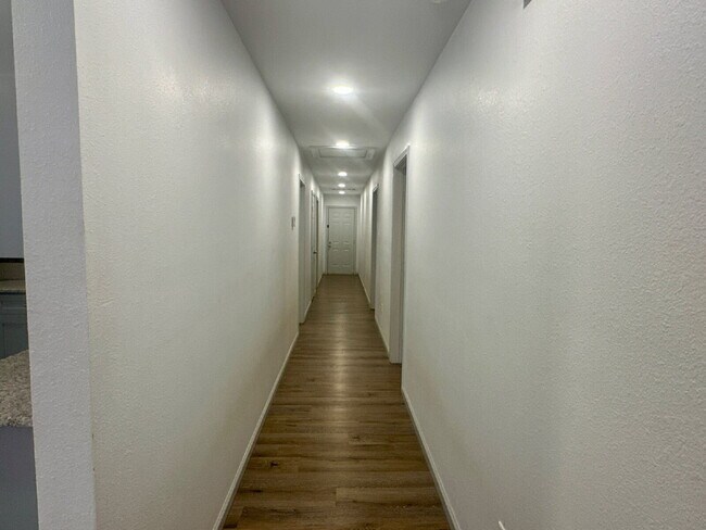 Building Photo - Modern 3/2!