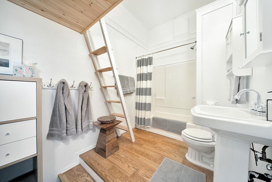 Building Photo - 107 W Columbia Ave