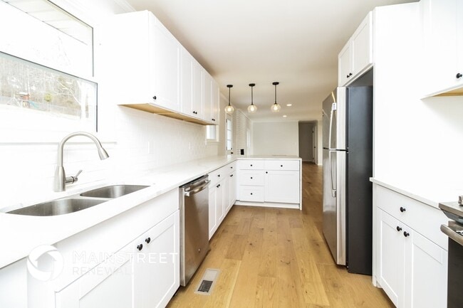 Building Photo - 405 Dahlia Dr