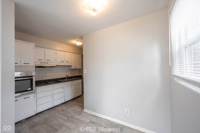Building Photo - 5820 Grandview Dr
