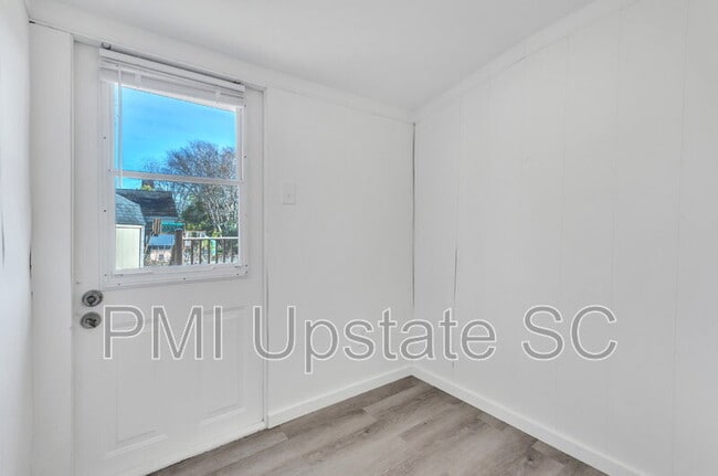 Building Photo - 109 S 7th St