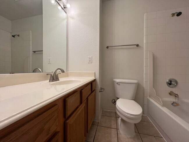 Building Photo - 4 bedroom, 2.5 bath home for lease!