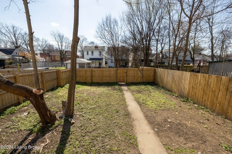 Building Photo - 426 E Oak St