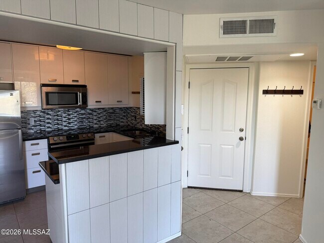 Building Photo - 5751 N Kolb Rd