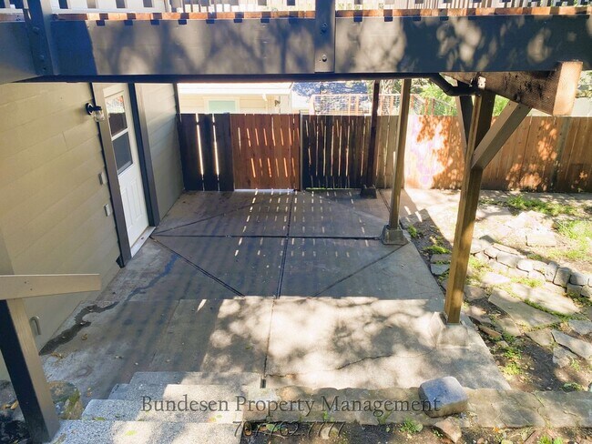 Building Photo - 77 Sunny Hill Dr