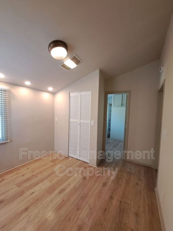 Building Photo - 827 E Dudley Ave