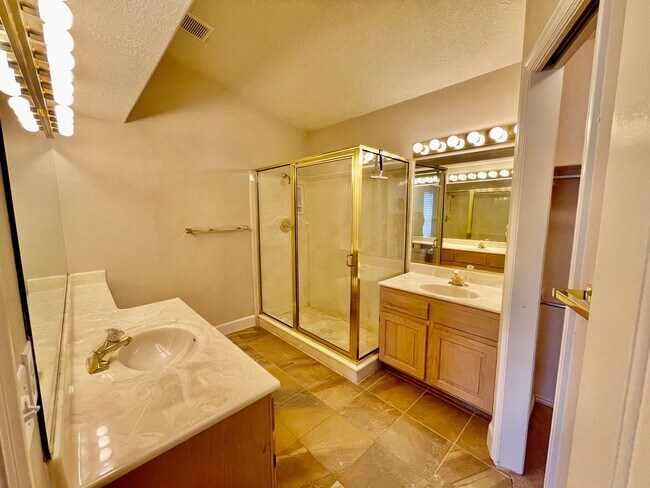 Building Photo - Lovely 3-BR Home in Southgate