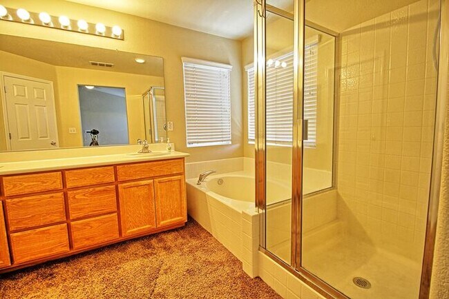 Building Photo - Lovely, Hidden Lake 4 bedroom, 2.5 bathroo...