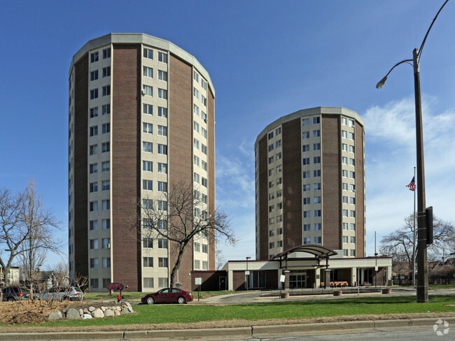Primary Photo - College Court
