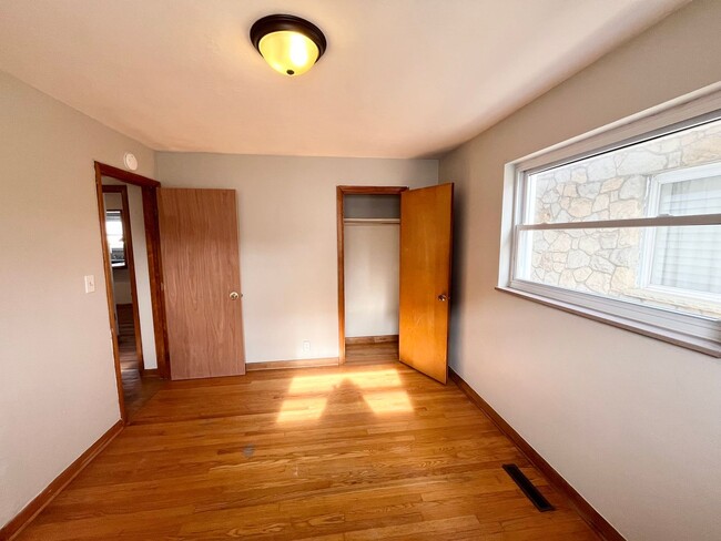 Building Photo - Cozy 2 Bedrm/1 Bath Home in Dunbar! Covered Front Porch. Double Pane Windows.