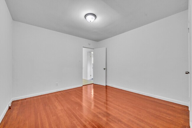 Building Photo - 204 3rd Ave