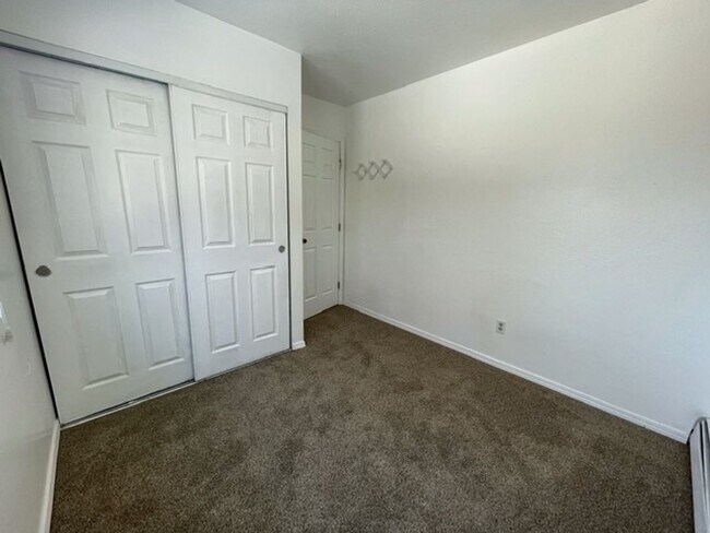 Building Photo - RARE FIND! Spacious and bright three bedroom apartment in South Anchorage with in unit laundry, f...