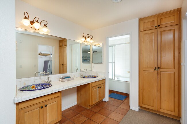 Building Photo - 718 Ensenada Ct