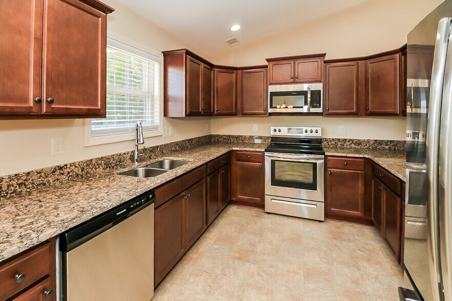 Building Photo - 1025 West Ave