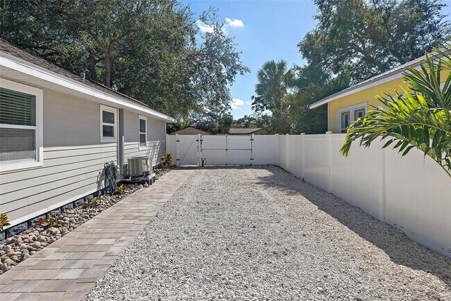 Building Photo - 3451 33rd Ave N