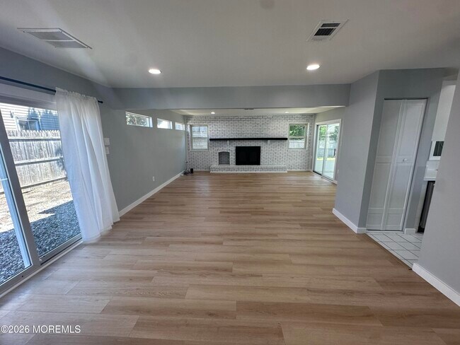 Building Photo - 10 James Hollow Dr